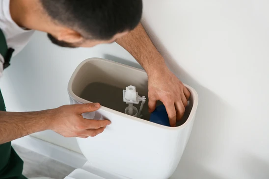 Robinet mitigeur de baignoire en chrome poli sur fond blanc neutre